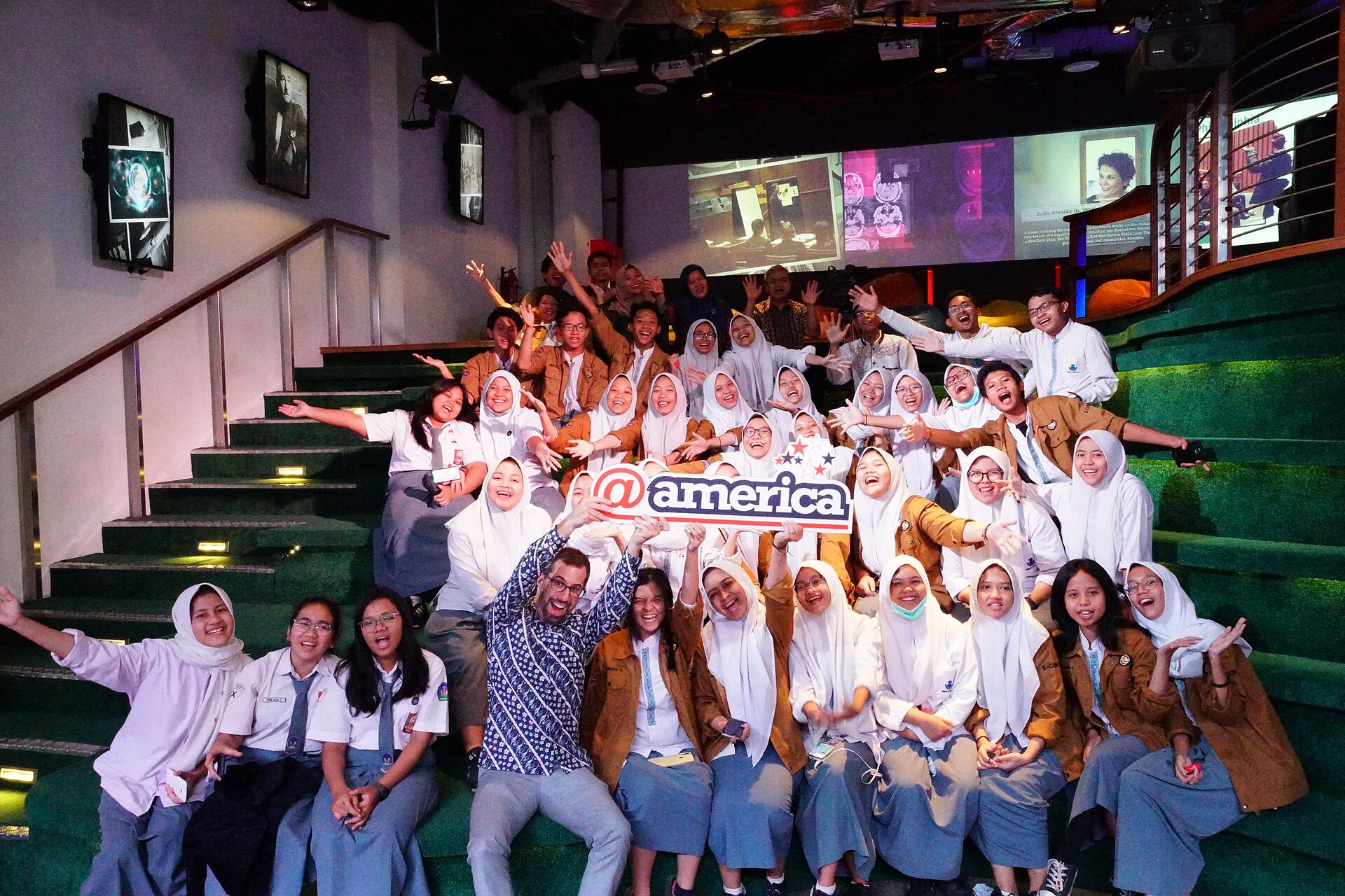 Siswa-siswi usia 16–18 tahun aktif berdiskusi dan belajar dalam kelompok