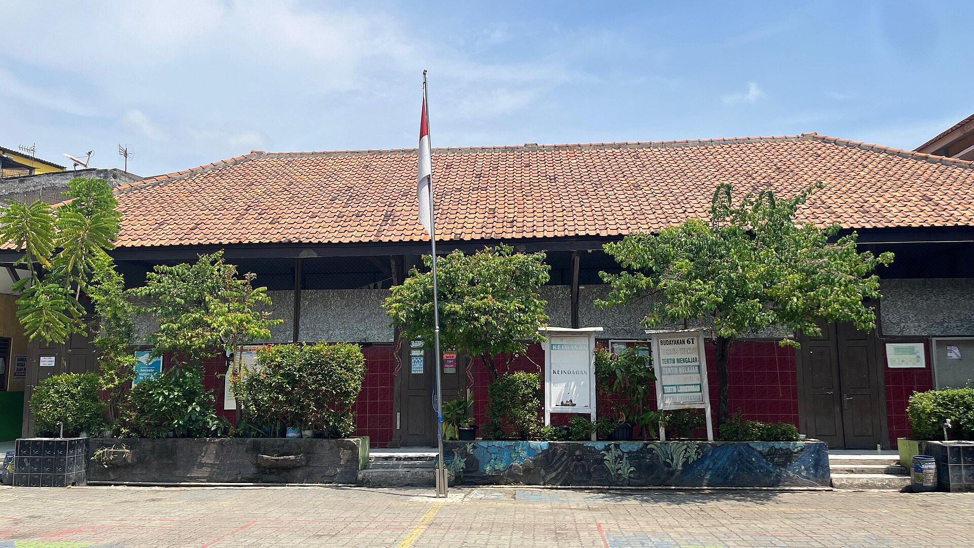 Bangunan dan fasilitas ruang kelas Sekolah Dasar Negeri di Indonesia