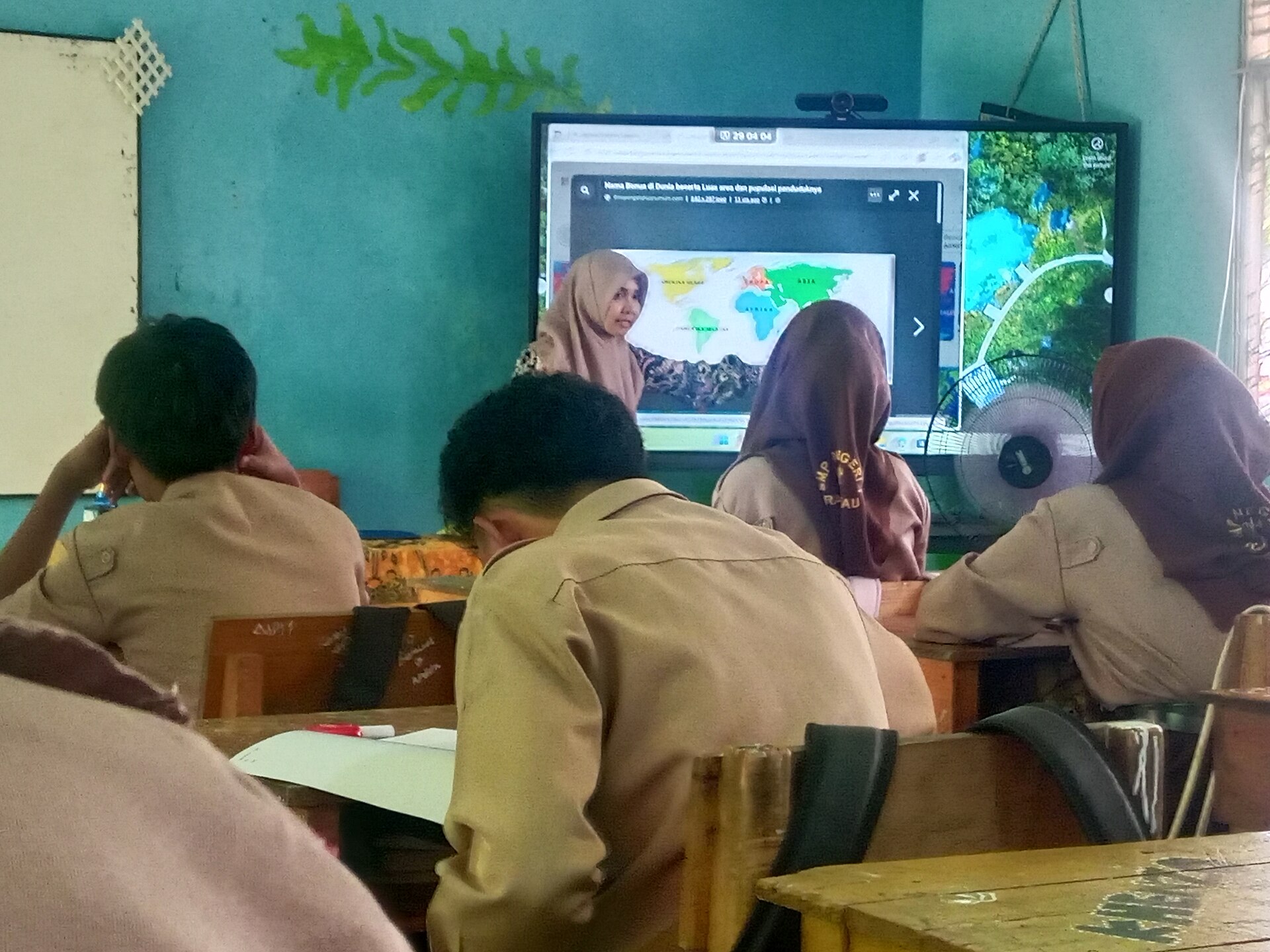 Suasana ruang kelas sekolah menengah di Indonesia saat proses pembelajaran berlangsung